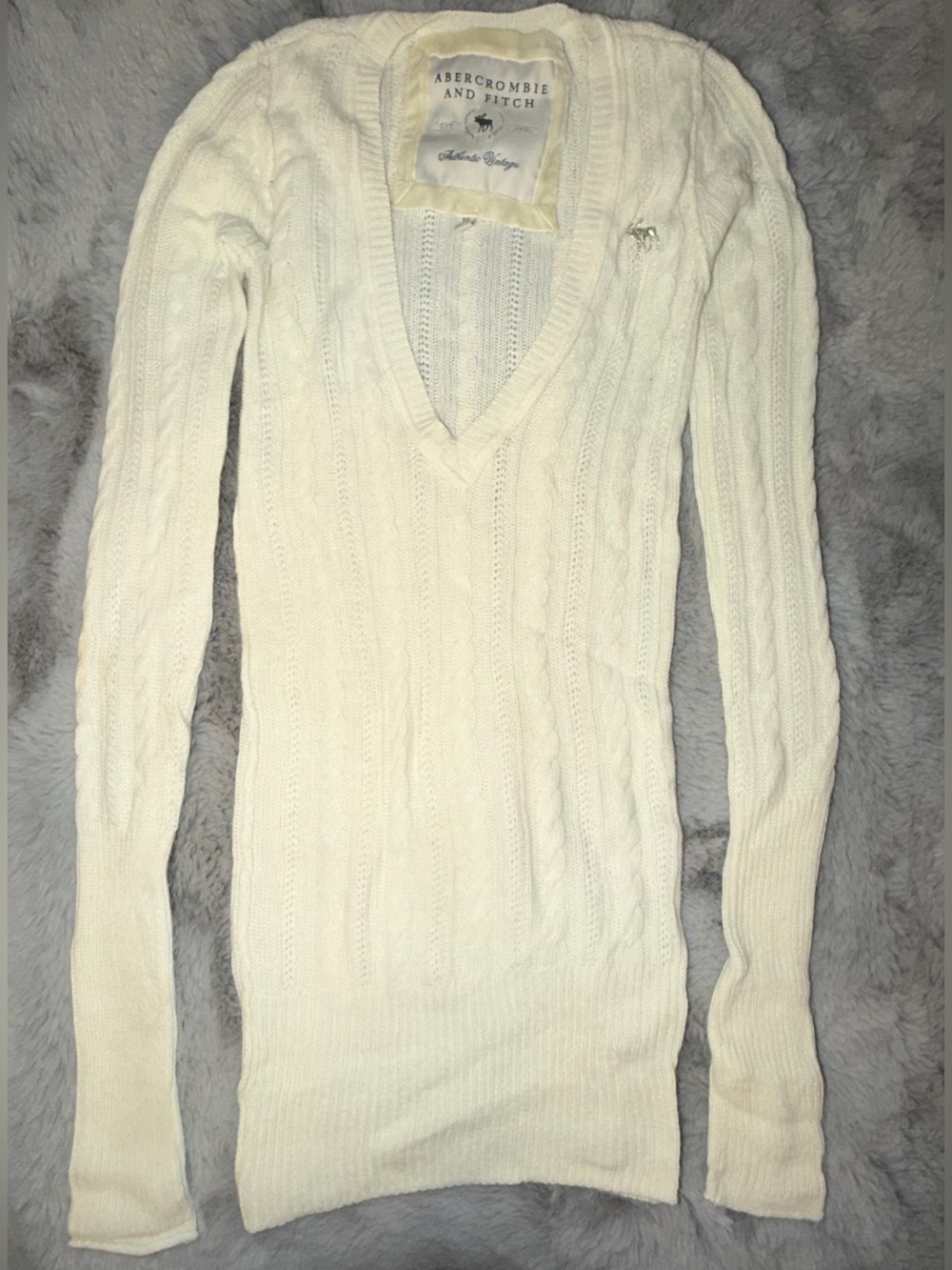 Abercrombie & Fitch Women’s Cream Cable V-Neck Slim Sweater